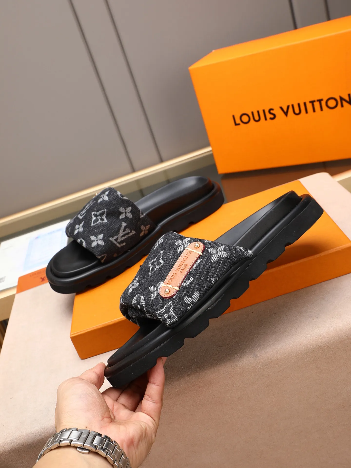 PP360 [LOUIS VUITTON] Louis Vuitton, LV printing, men's and women's slippers are on the market. The drawer box packaging comes with a cloth bag and a card. The upper pattern looks very soft and waxy, and it is a super versatile leg slimming tool. Fabric: imported denim/canvas/old fabric, LV hardware LOGO, official website pattern printing, comfortable to wear, feet: high-elastic PU water table. Sole: foam sole, heel height: about 5cm. Code number: 35-46, 35, 45, 46 are custom-made and non-returnable. Color: multiple colors and styles available.